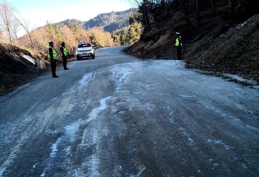 宁蒗辖区部分道路路面结冰,行车安全需警慎!