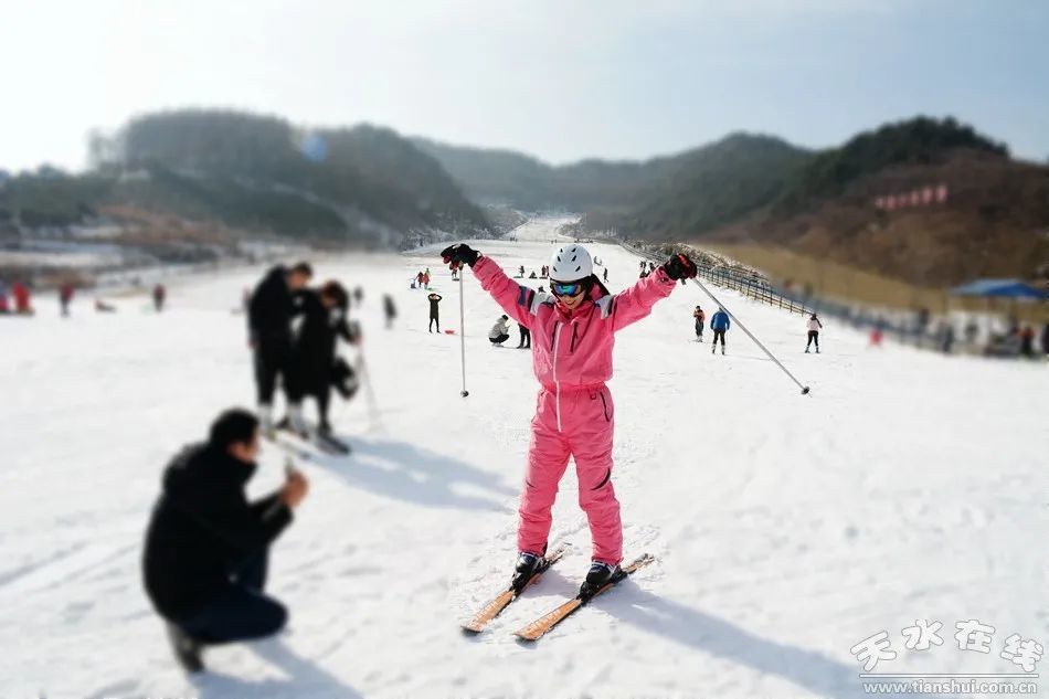 连日来天水市各大户外滑雪场迎来了客流高峰期图