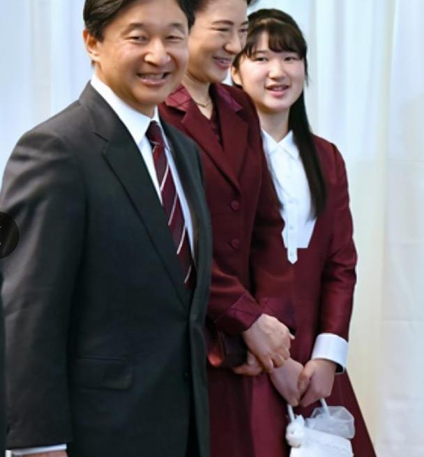日本雅子皇后和女儿亮相!18岁爱子公主肿眼泡,长相老气太像爸