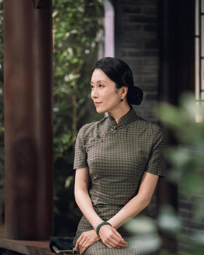 旗袍作为民国时期最流行的服饰,也民国名媛们爱不释手的单品,看似简单