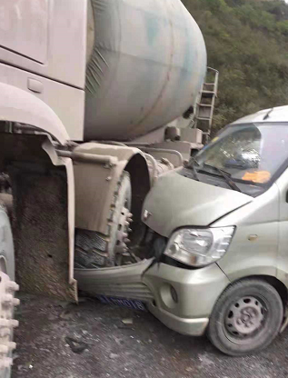 发生了一起交通事故 一辆面包车 和一辆水泥罐车发生碰撞 面包车车头