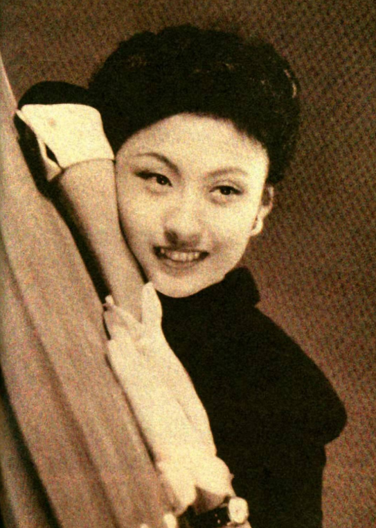 加入剧社后,黄宗英获得了社长程述尧的关爱,使她走出了创伤,并于1946