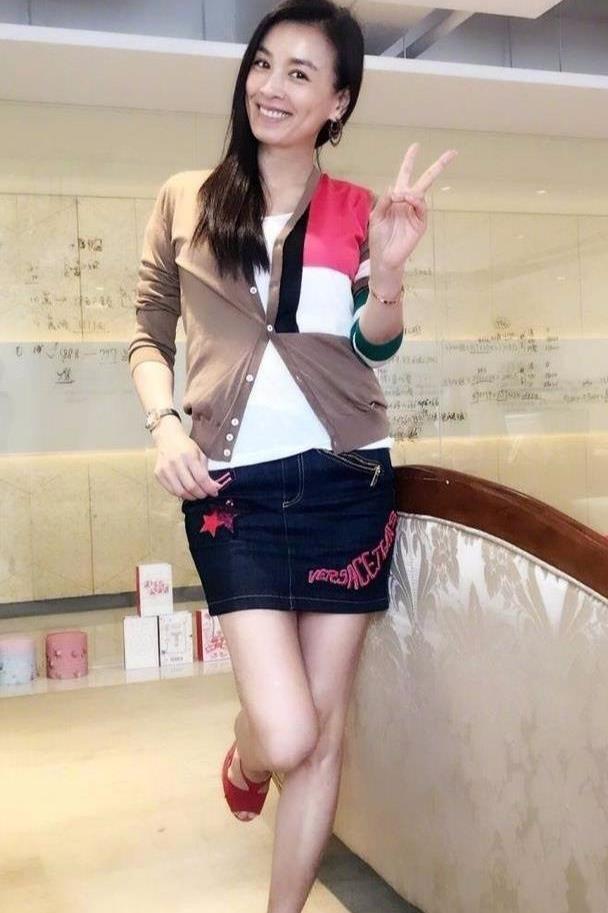 张庭素颜上阵,肚子凸起赘肉明显,还拉胖女生垫背证明自己年轻!