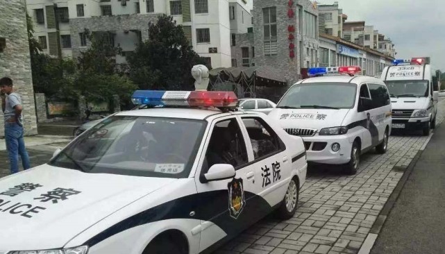 为什么有的警车喷漆是公安,有的是警察?一般人还真不