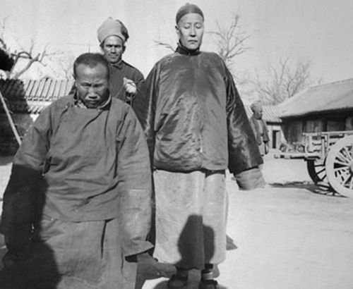 老照片:清朝最后的5个太监,互相抱团取暖,下巴还蓄起了胡须