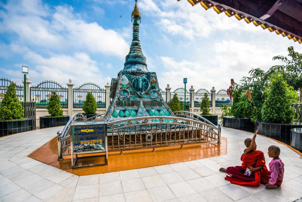 缅甸翡翠佛塔,1500吨翡翠,市值2.8亿人民币