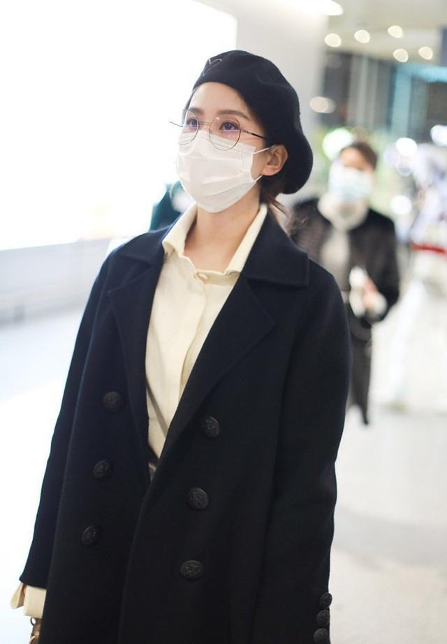 刘诗诗最新机场路透,穿黑色大衣配贝雷帽,优雅随性还