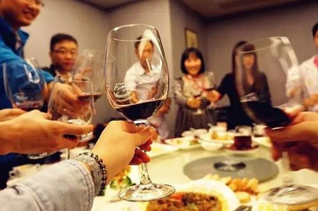 酒桌上敬酒时被人拒绝,该生气吗?学会这3个妙招,出糗的会是他