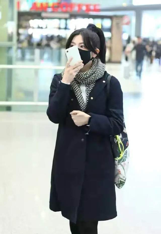 陈妍希被猜"二胎"后走机场,穿大衣藏不住腿粗,能上浪姐2吗