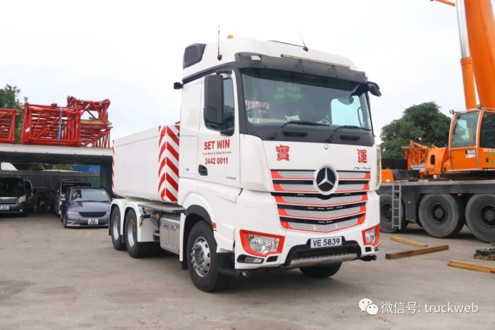 高顶平地板却只有单卧铺 香港实拍奔驰actros 3358 6x4大件牵引车