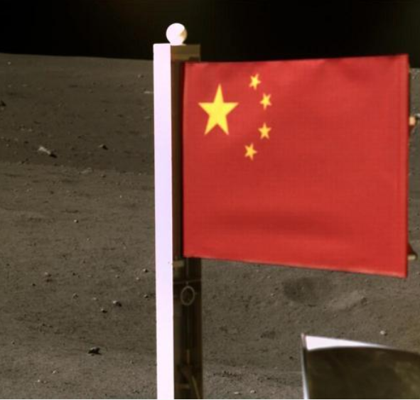 中国国旗在月球上迎风飘动?其实我们都想错了,嫦五之父说出真相