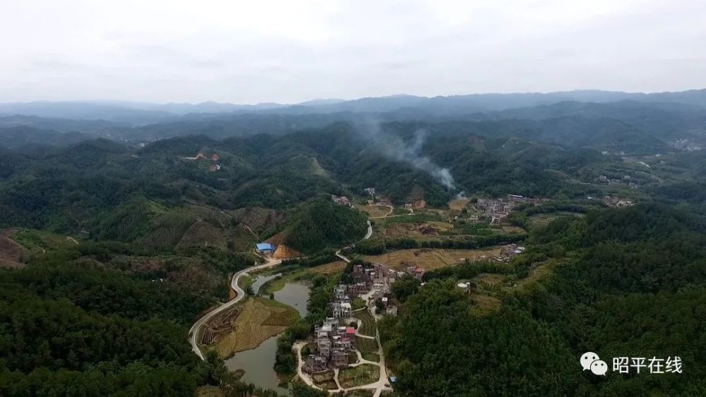 昭平县木格村变化大:人人住新房 家家奔小康