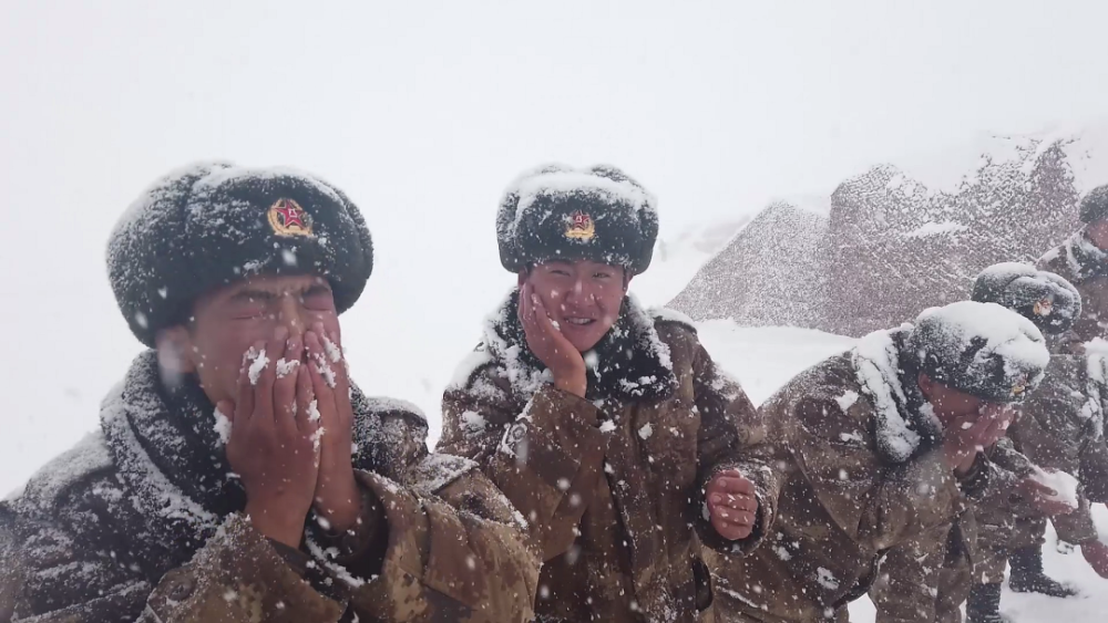 西部军人:大雪封山,默默守护!