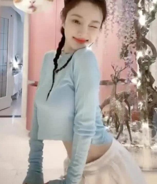 李小璐晒出街视频,心情状态超好,贴心嘱咐粉丝注意保暖