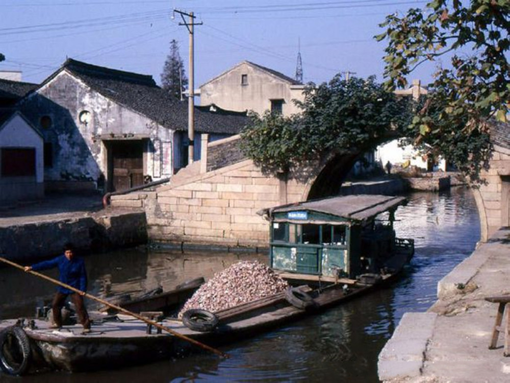 1980年代,苏州城里的石路商场,那时的石路商场外行人不多,大街上跑着