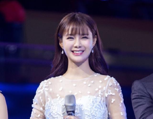 超拼夜晚会太香了,沈梦辰造型太撩人,冯提莫出圈表演强势炸场_腾讯
