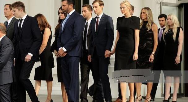 特朗普参加葬礼,身高2米小儿子站位特别,地位高低显而