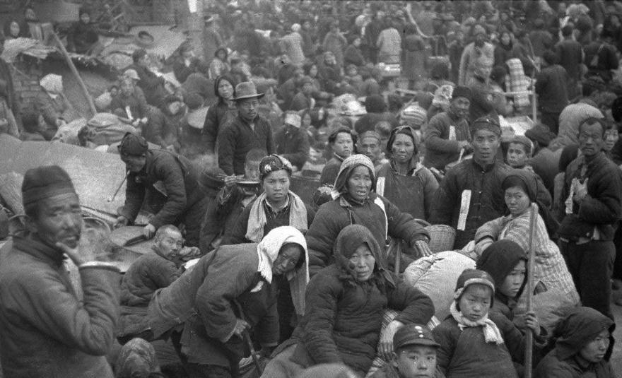1942年河南大饥荒老照片,灾民们全都饥肠辘辘,树皮都被扒光