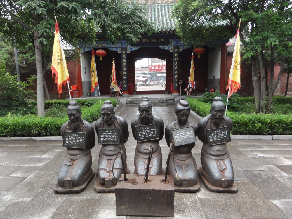 继秦桧坐起来以后万俟卨家乡为他树碑立传岳飞后裔再次愤怒