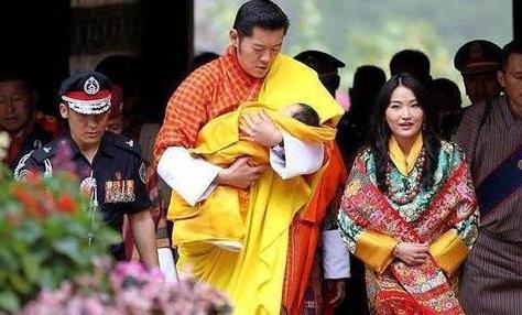 不丹国王主动带娃,举动带有讨好意味,感恩王后对他不忠的宽容