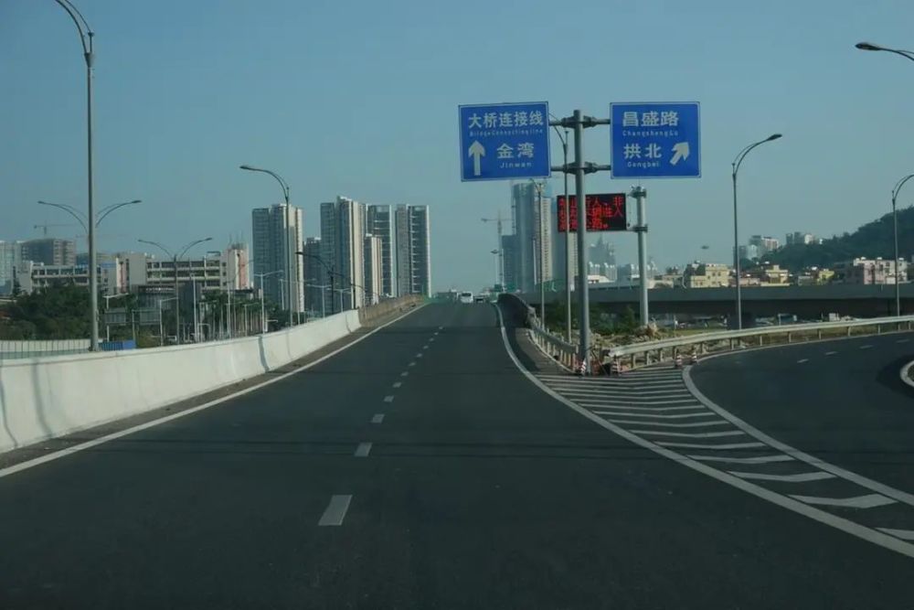 经过共线的香海大桥支线梅华互通至造贝互通段后,跨越金鸡路,设置新