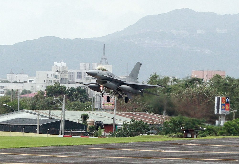 台空军花莲基地f-16战斗机