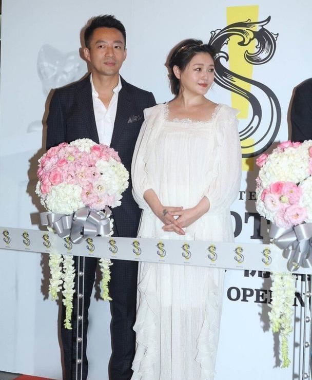 大s携手老公亮相,一袭公主裙穿成孕妇装,太显肚子比老公还壮实