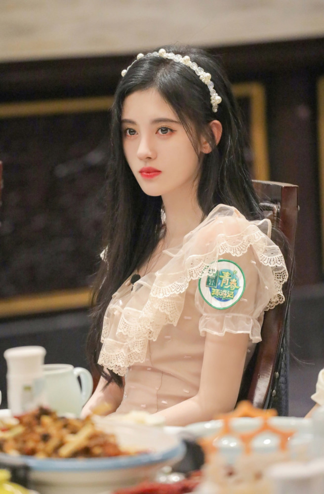 鞠婧祎真是"撕漫女",蝴蝶结露腰长裙甜美妩媚,像画中的精灵