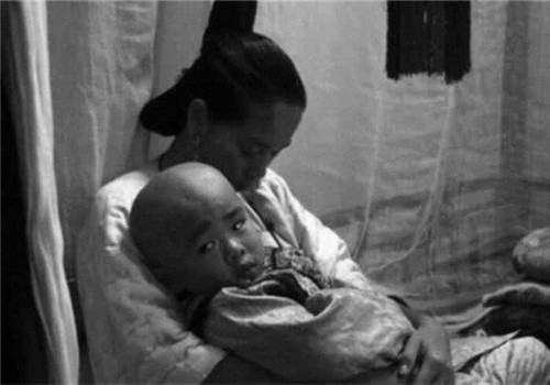 溥仪为什么没有留下子嗣?你看他童年的时候,宫女们怎么对他的?