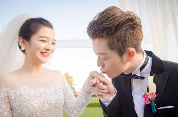 只是热度不够高而已,不过昨天晚上他和前妻吴雅婷在宣布了离婚后就