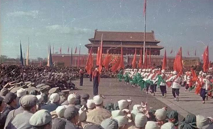 1949年镜头下的新中国是怎样的图3女子容貌不输明星