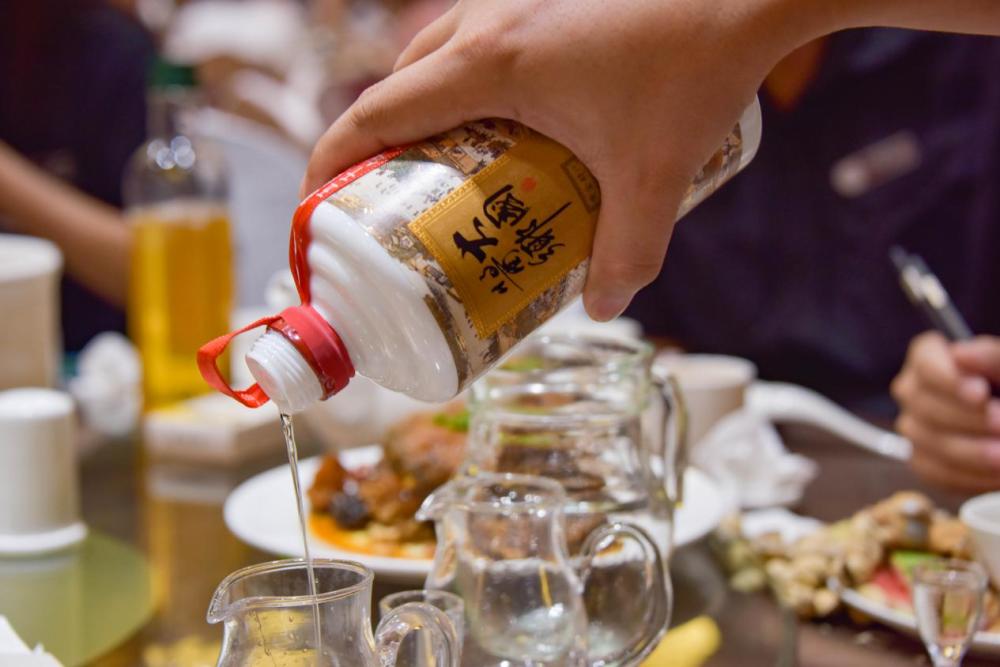 喝酒时候碰杯,发现自己手抖这是怎么了?