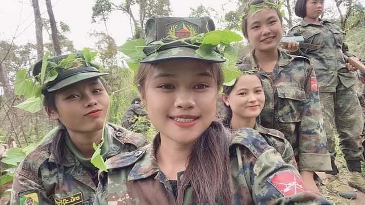 这个缅甸女兵看起来好像某个明星