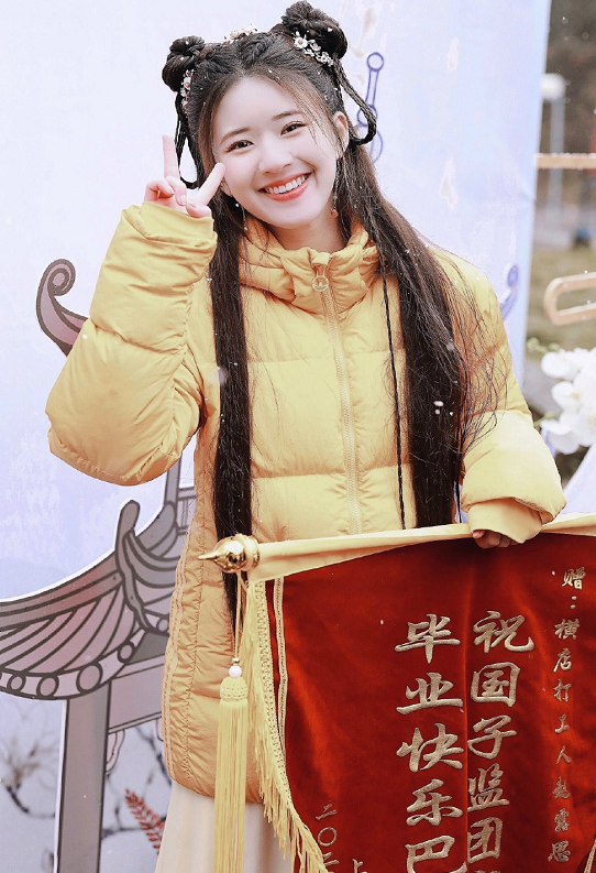 赵露思怕坐着显腿短,直接剪开裤脚,看清效果:不服不行