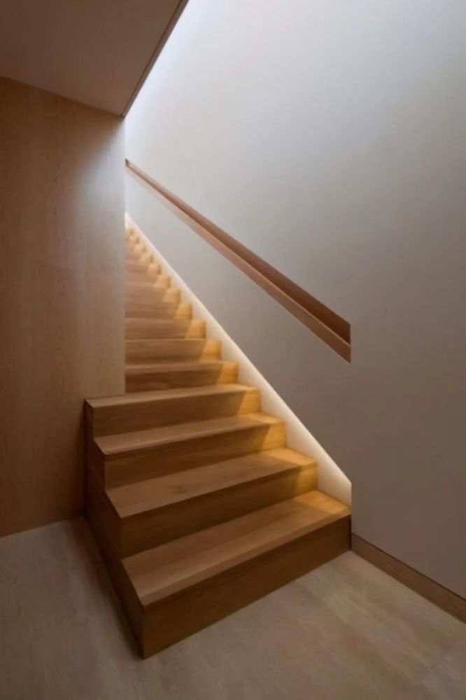 把家里的旧楼梯翻新下,再嵌入灯带设计,颜值瞬间提升一个档次