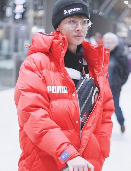 任嘉伦看完巴黎男装周归来,穿一件大红色羽绒服,颇有年味!