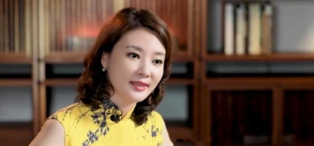 央视主持刘芳菲真够丰满,穿黄色旗袍采访,这"马蜂腰"主持人里少见