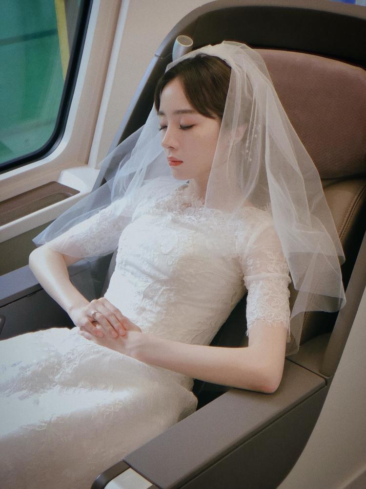 胡冰卿婚纱照_胡冰卿性感图片