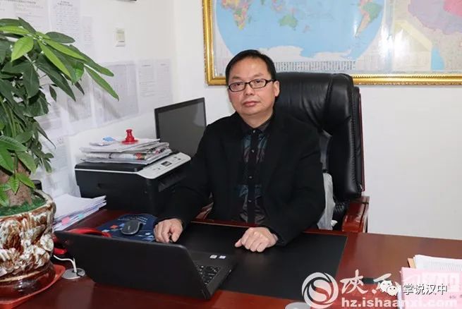 (镇巴中学副校长李初发  王明英  摄)