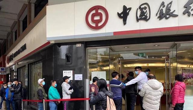 大量老人去银行排队