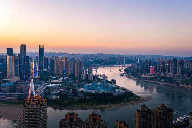 重庆是一座山城,也是一座非常有实力的网红城市,去重庆游玩,其实安排