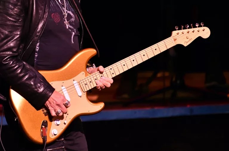 摇滚名人堂吉他手唐·费尔德,2019年在加利福尼亚州表演