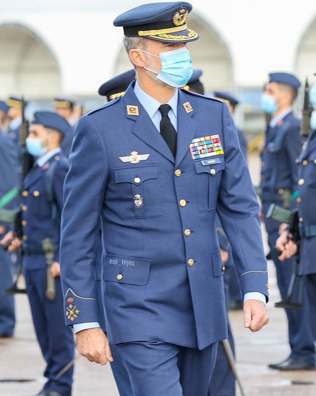 52岁西班牙国王现身空军基地,穿军装站c位似宣传片,比威廉王子还帅气