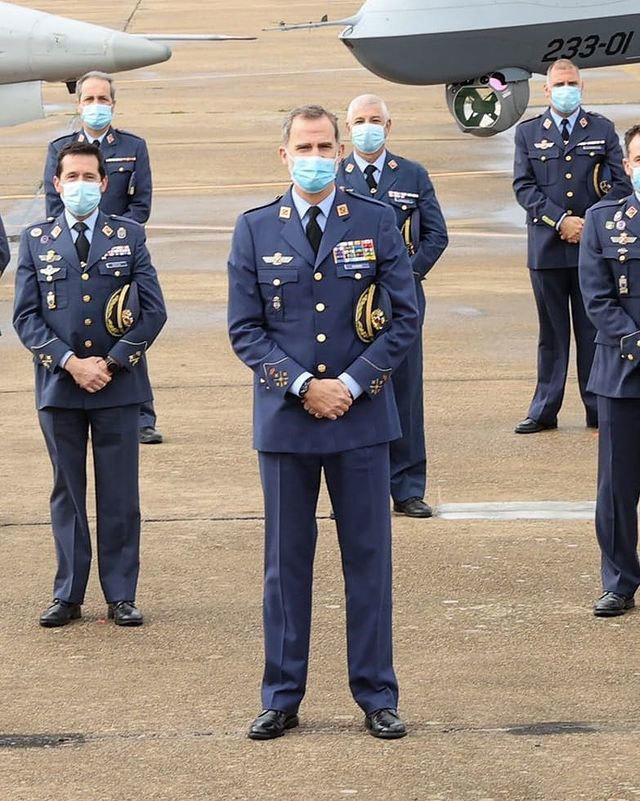 52岁西班牙国王现身空军基地,穿军装站c位似宣传片,比威廉王子还帅气