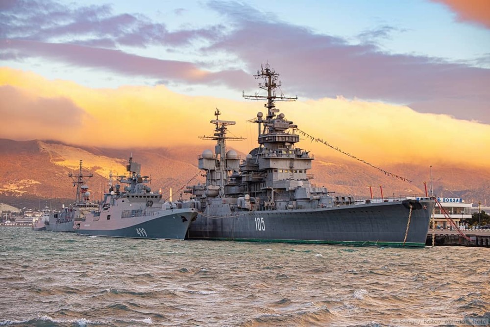 与俄埃两国参演舰艇停靠在一起的"米哈伊尔·库图佐夫"号巡洋舰.