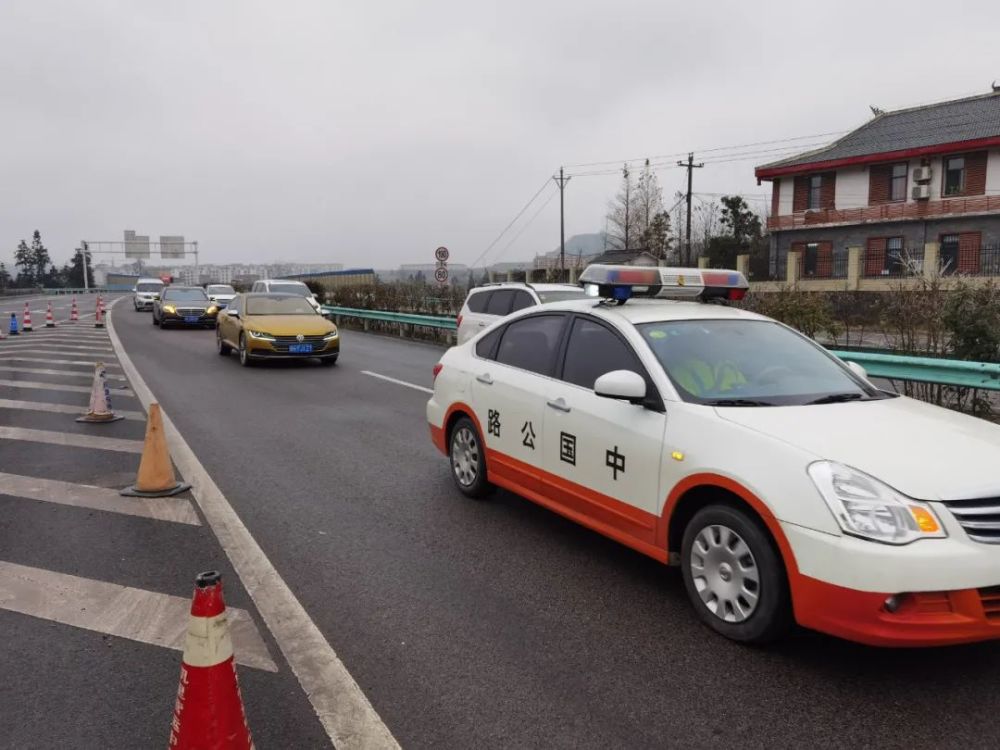 (高速路政高速交警共同押车通行)