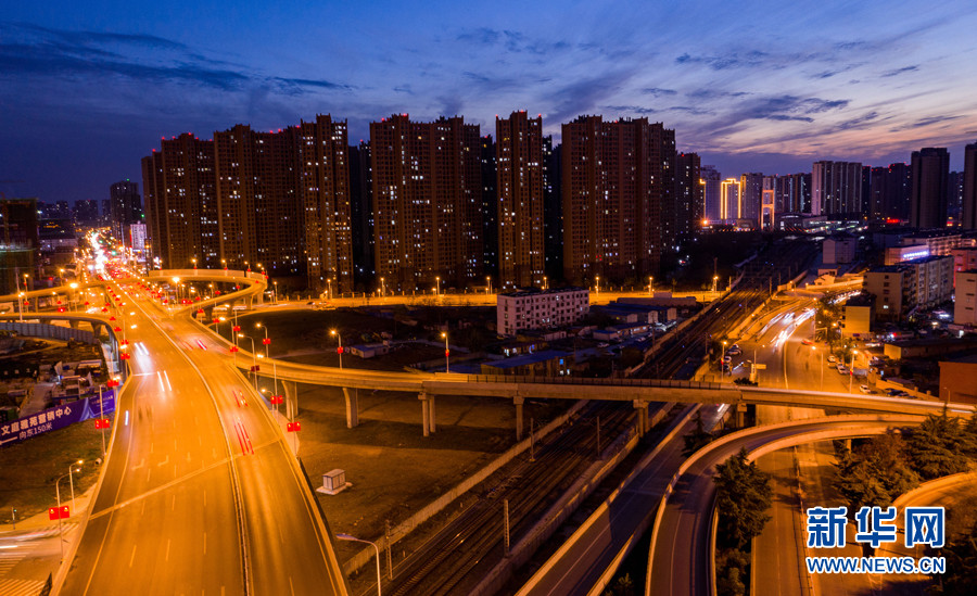 12月14日,无人机视角下的安徽省淮北市城市夜景.