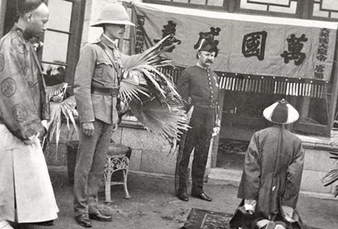 1902年老照片:清政府官员向殖民者下跪,低眉顺眼之状令人痛心