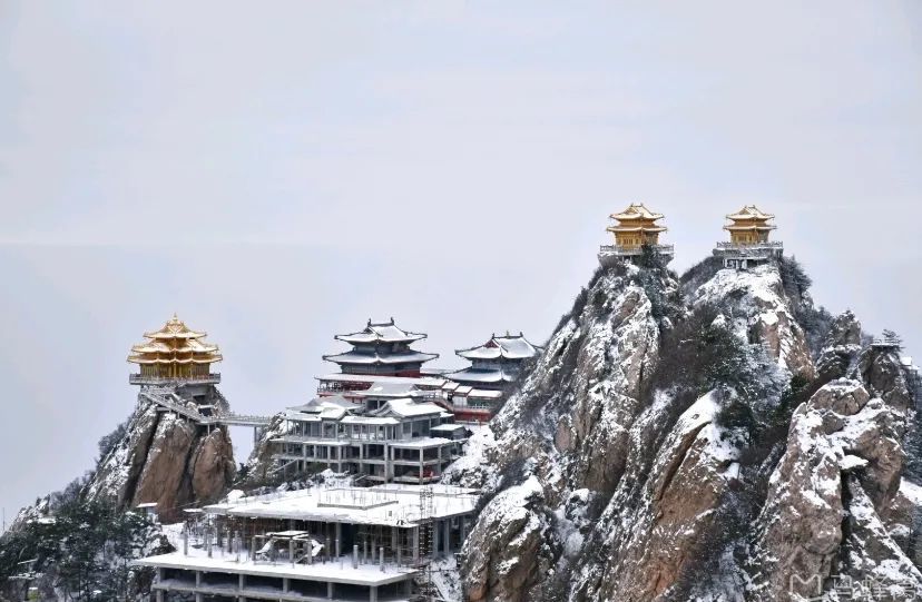 上了南天门,大平台左右有鼓楼和钟楼.