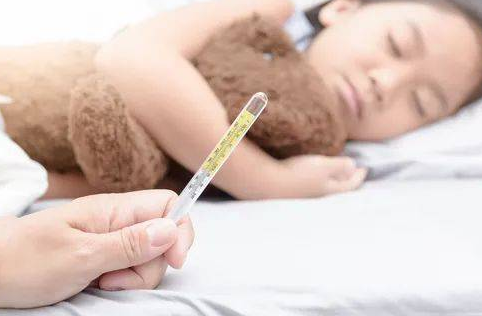 宝宝发烧38.5,是否就需要吃退烧药呢?合格的宝妈应该这样做